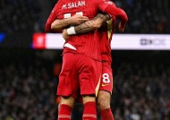 易游体育-利物浦逼平曼联，难分伯仲争夺冠军